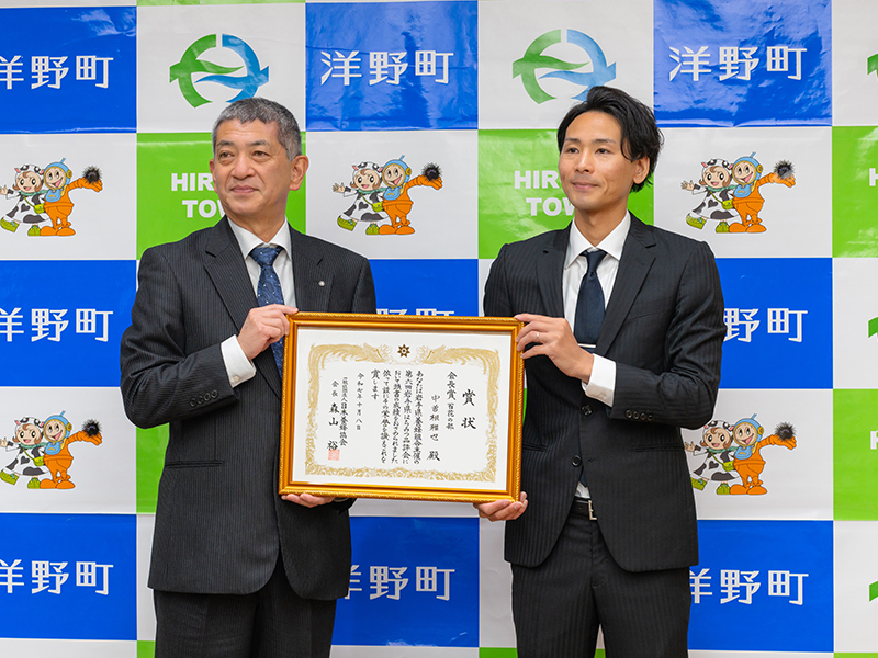 洋野町役場で岡本町長(岡本正善)に受賞報告を行うモカメル代表 中曽根 雅也