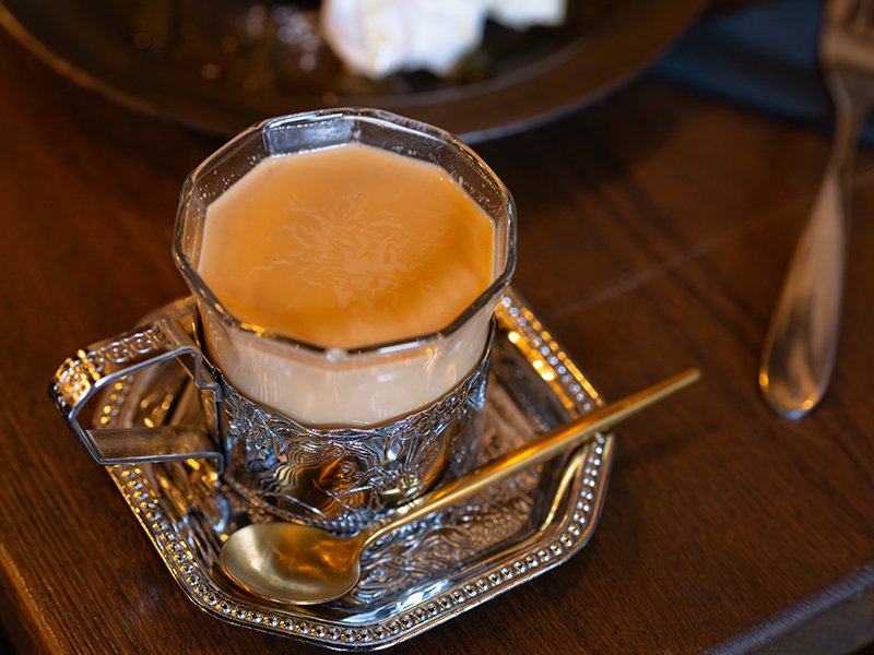 銀のホルダーに入ったハニールイボスミルクティーのアップ