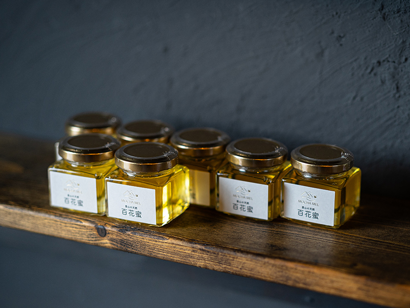 店内で並べられたモカメルの百花蜜