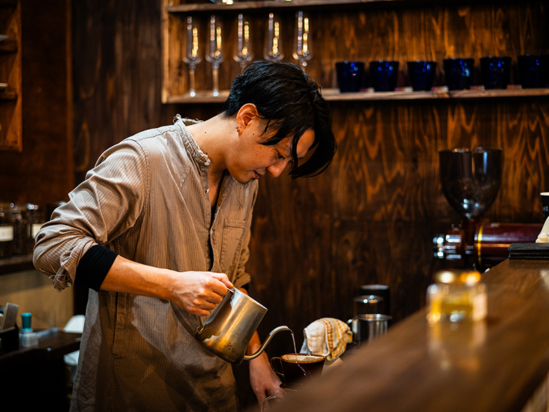 店主がハンドドリップでコーヒーを淹れている様子