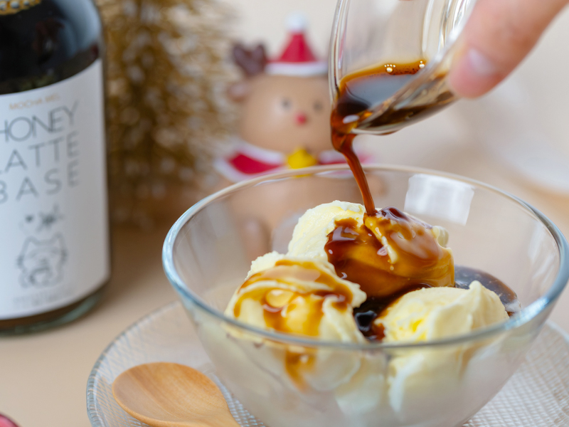 ハニーラテベースをバニラアイスにかけて作るアフォガード