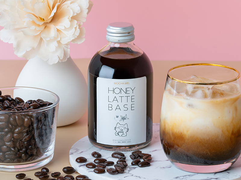 モカメルのハニーラテベースとアイスカフェラテのイメージ写真