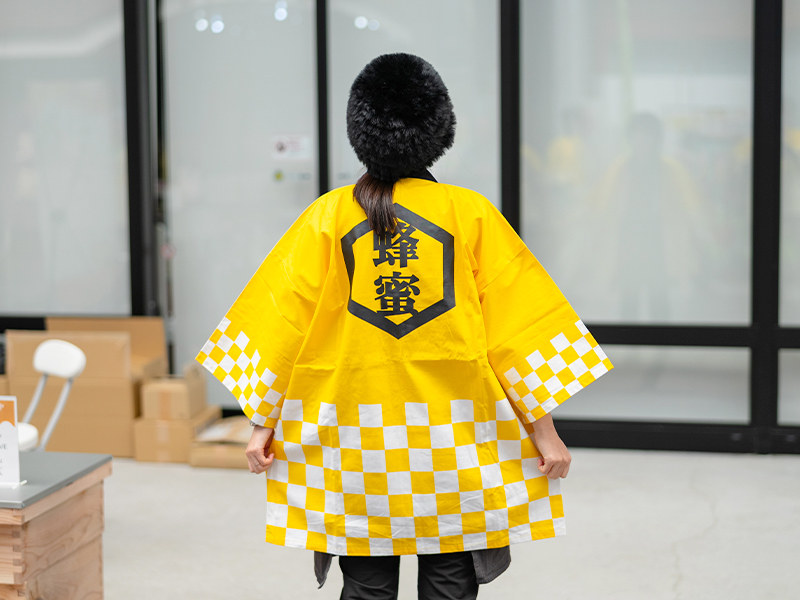 岩手県はちみつフェアで初めて黄色い法被を着用したモカメル