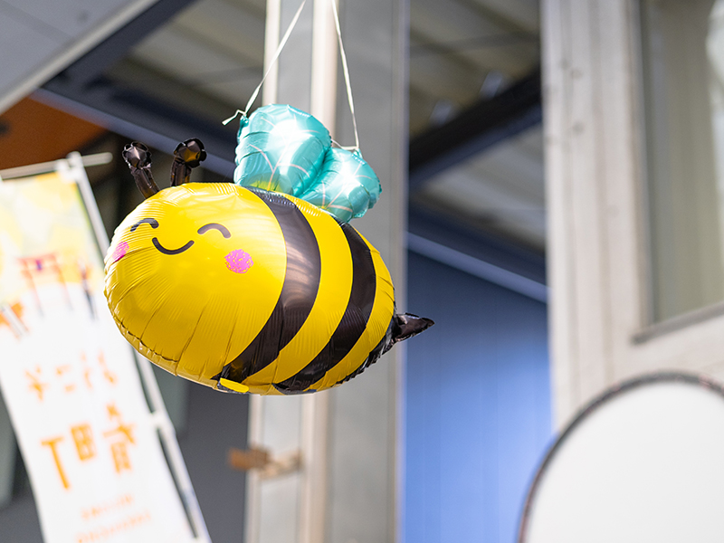 会場を見守るミツバチバルーン