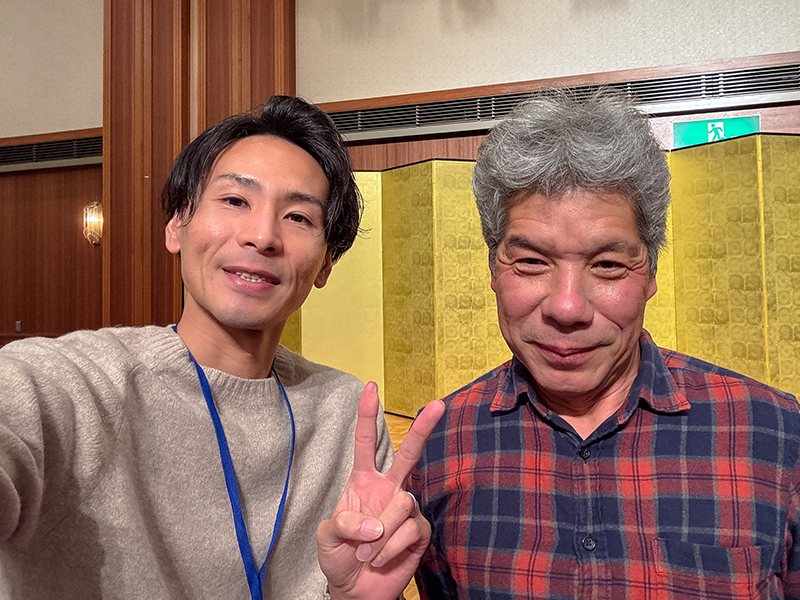 中村純先生(玉川大学元教授)とモカメル 中曽根雅也 記念写真 日本養蜂協会東北ブロック大会 懇親会にて
