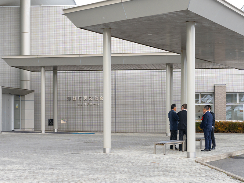 冬の青空の下に佇む、新年交賀会の会場「洋野町民文化会館（セシリアホール）」の外観。