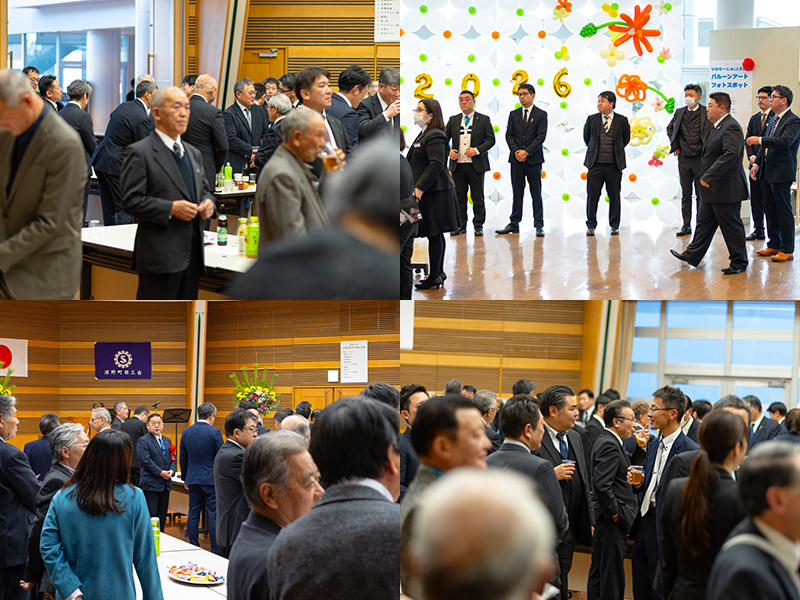 多くの参加者で賑わう会場内と、2026年の文字が飾られた可愛らしいバルーンアートのフォトスポット。