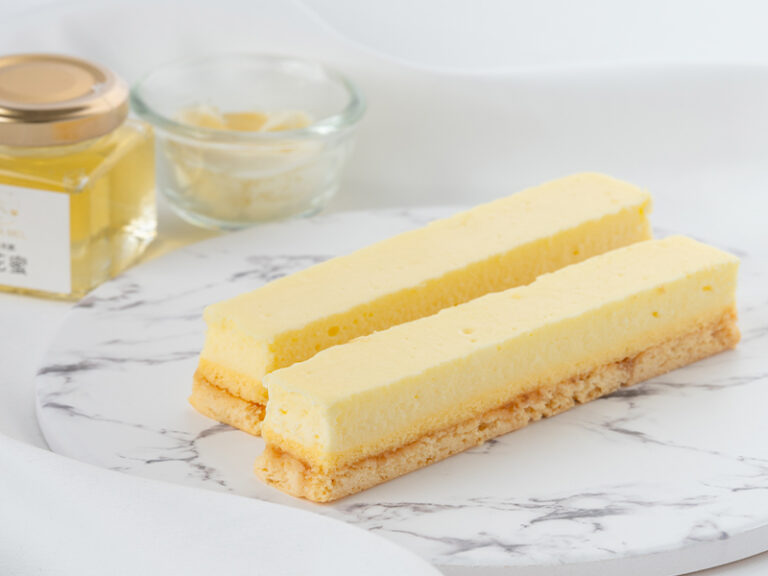 自家製はちみつを贅沢に使用した3層仕立てのチーズケーキ「ハニーフロマージュ」