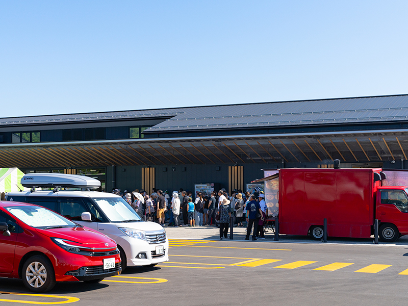 青空に映える五戸町の新しい直売所「バ・オール」の外観。