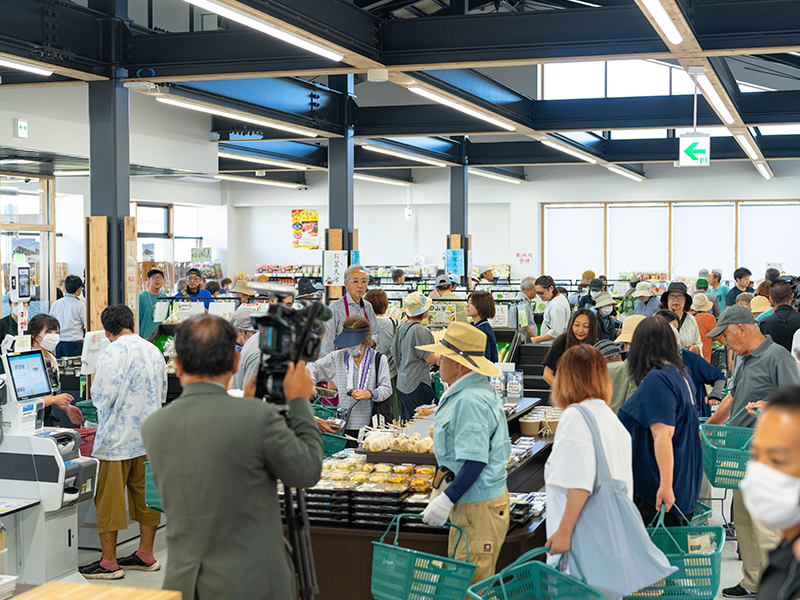 オープン直後からたくさんのお客様で賑わい、活気あふれるバ・オールの店内。