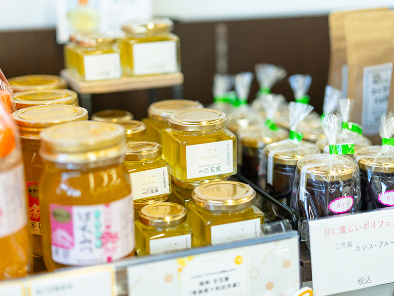 バ・オールの商品棚に綺麗に陳列されたモカメルの十和田市産はちみつ。