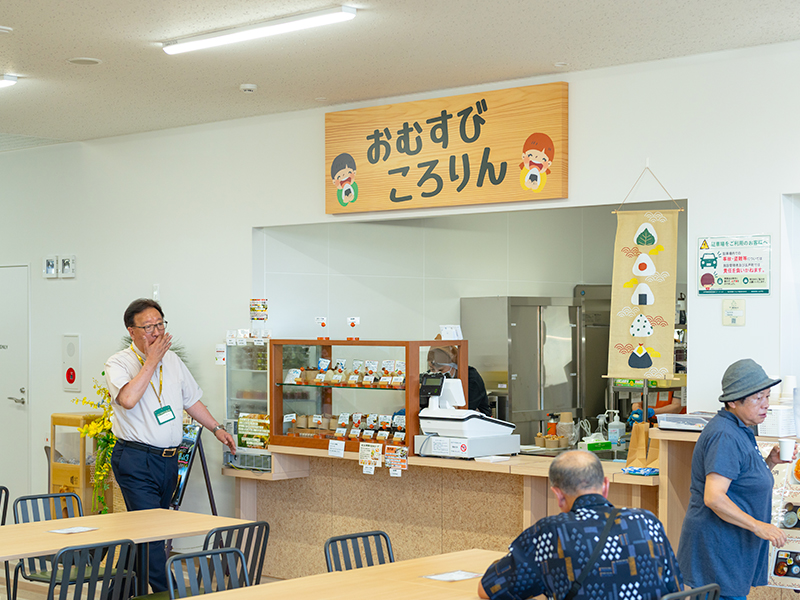 おにぎりを提供する「おむすびころりん」の様子。