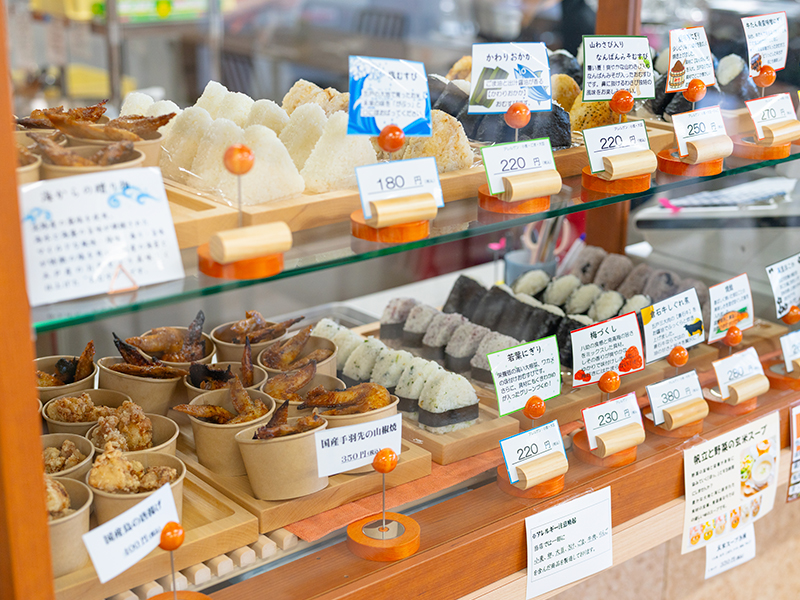 「おむすびころりん」のショーケースに並ぶ、種類豊富なおにぎりやおかず。