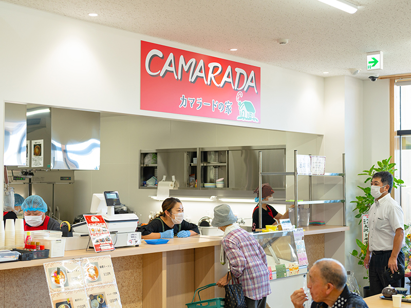 ラーメンや定食を提供する「カマラードの家」の注文カウンターの様子。